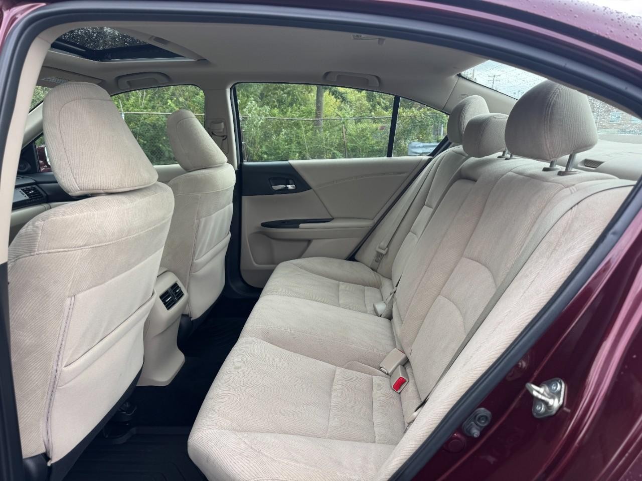 Honda Accord Sedan Vehicle Full-screen Gallery Image 11