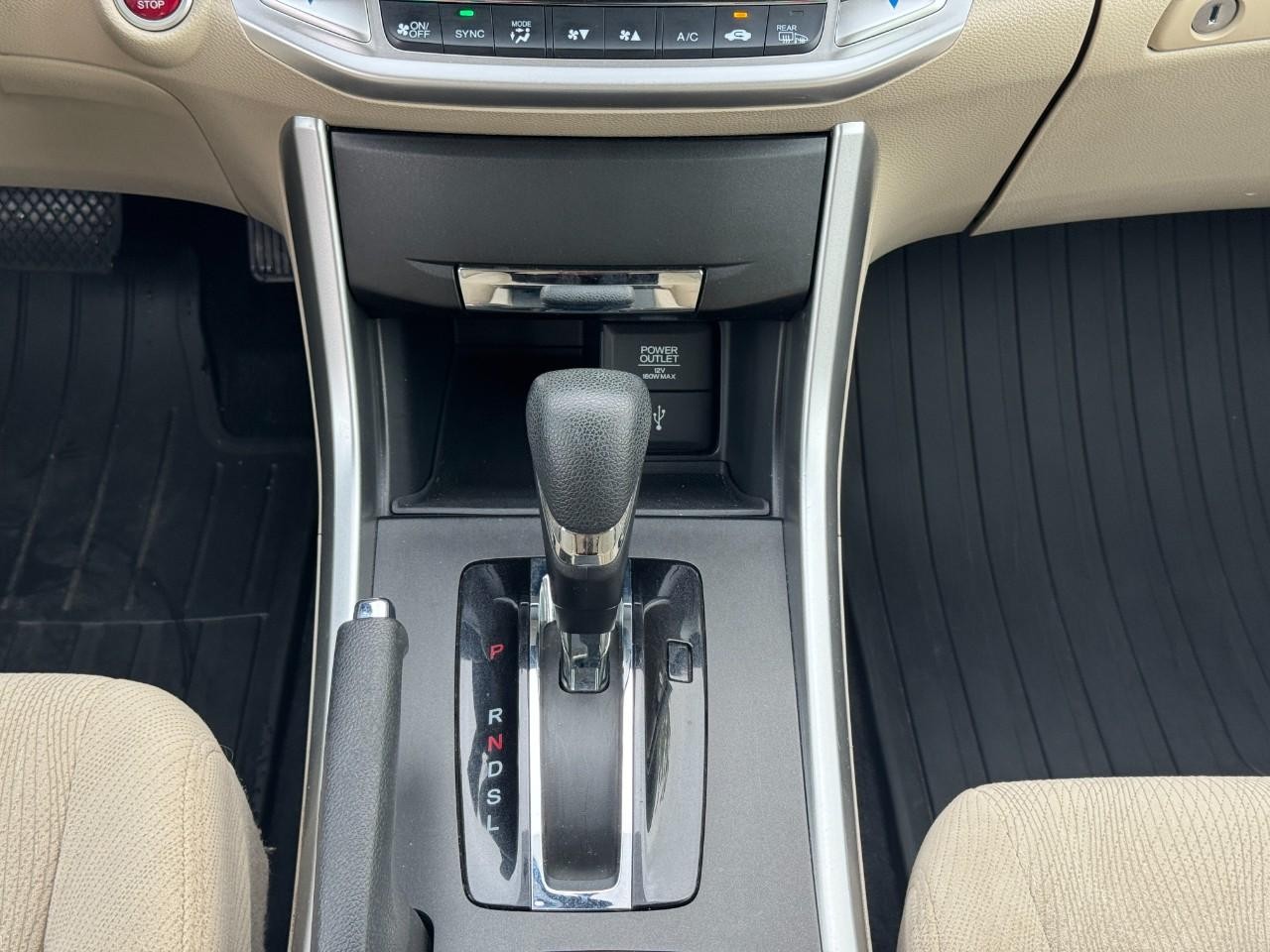 Honda Accord Sedan Vehicle Full-screen Gallery Image 15