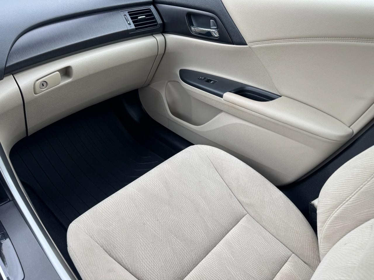 Honda Accord Sedan Vehicle Full-screen Gallery Image 16