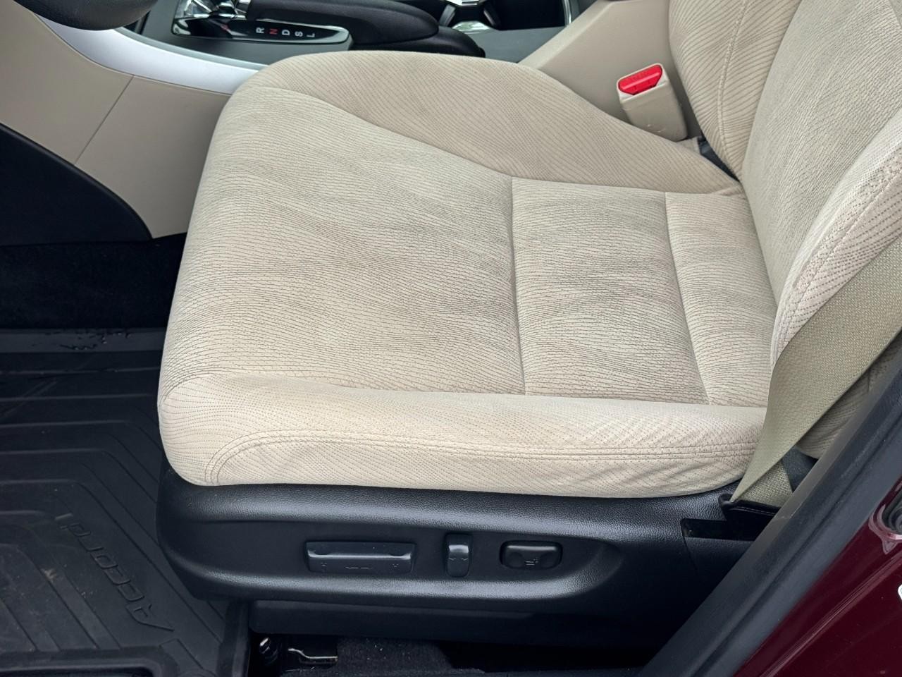 Honda Accord Sedan Vehicle Full-screen Gallery Image 17