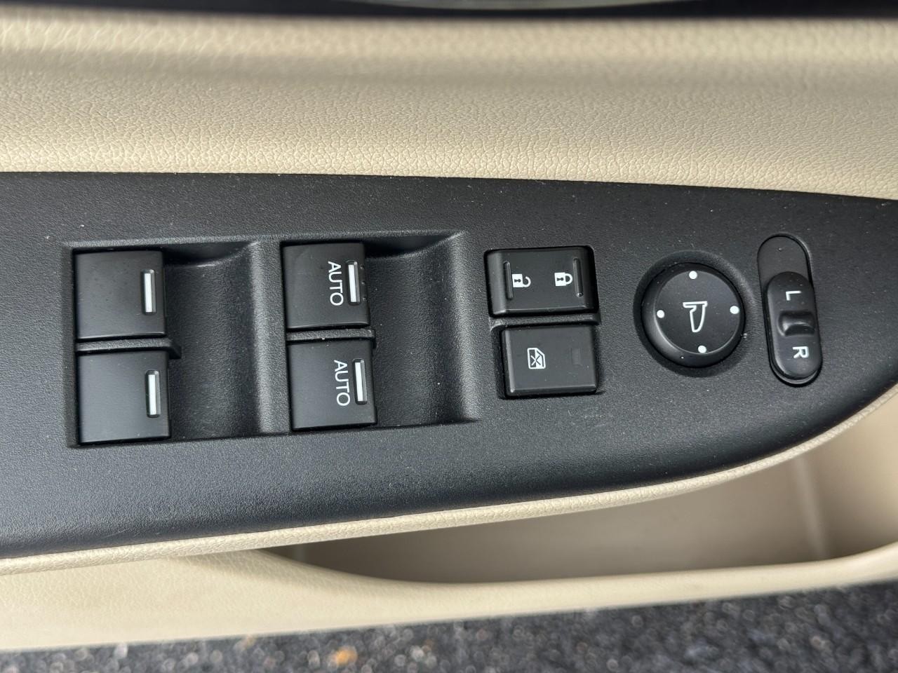 Honda Accord Sedan Vehicle Full-screen Gallery Image 18
