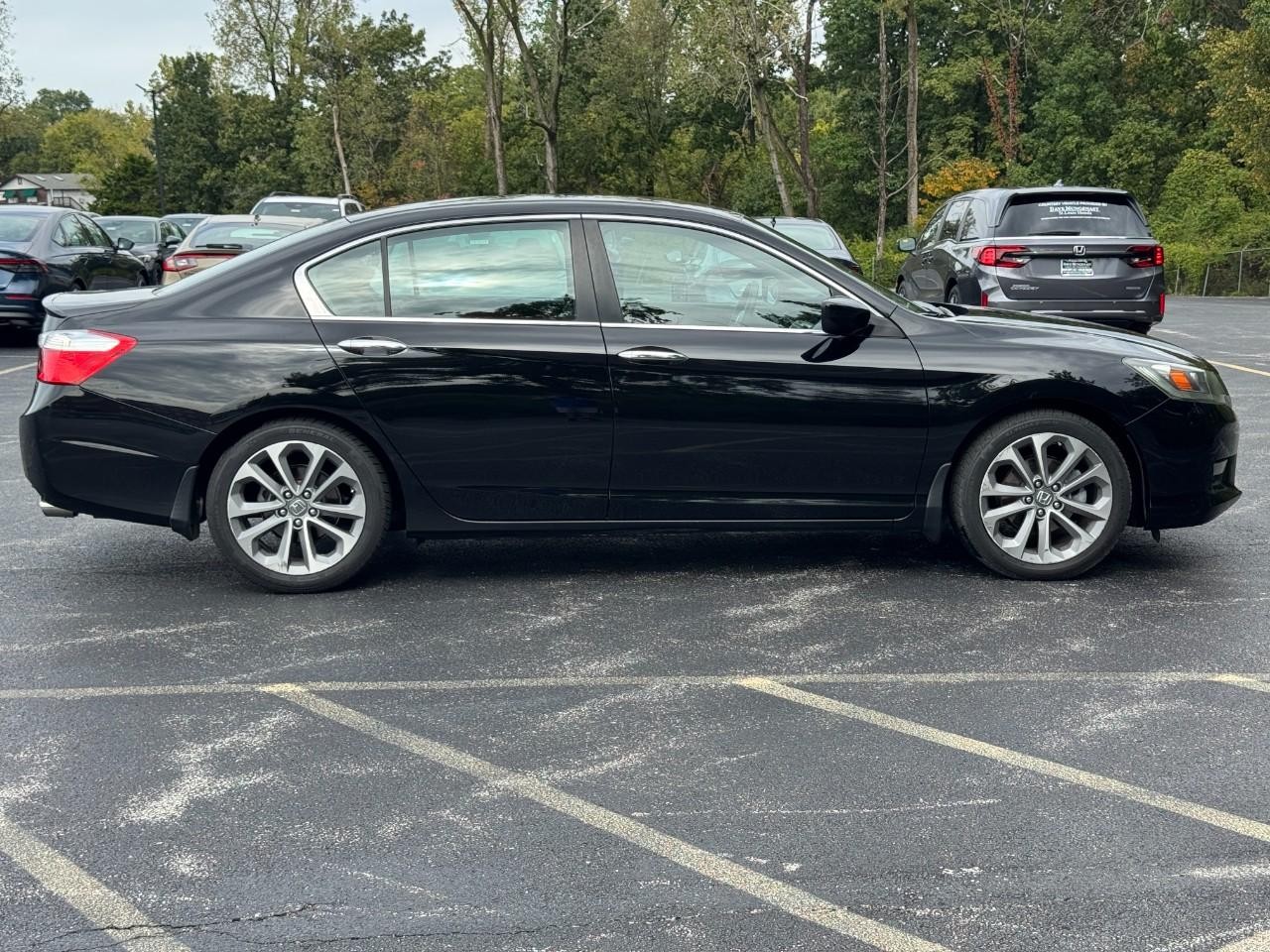Honda Accord Sedan Vehicle Full-screen Gallery Image 03
