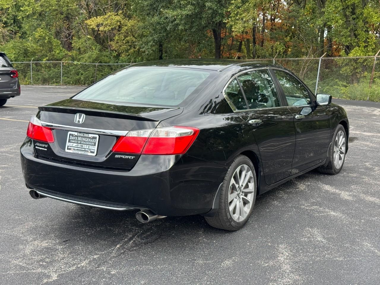 Honda Accord Sedan Vehicle Full-screen Gallery Image 04