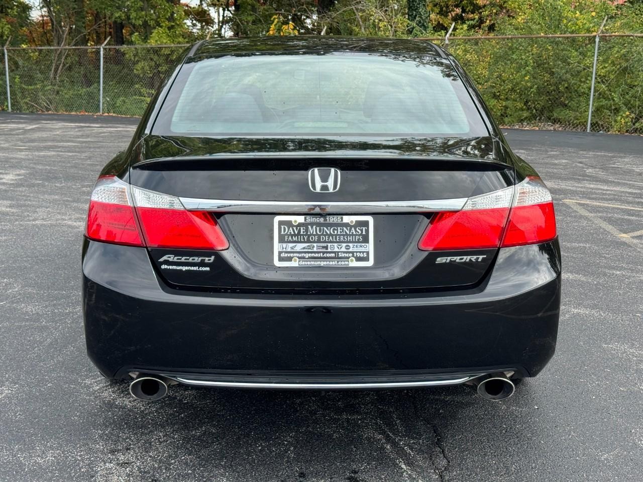 Honda Accord Sedan Vehicle Full-screen Gallery Image 07