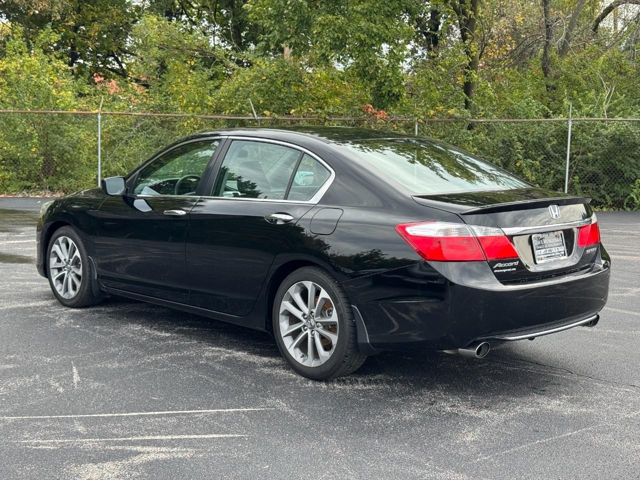 Honda Accord Sedan Vehicle Full-screen Gallery Image 08