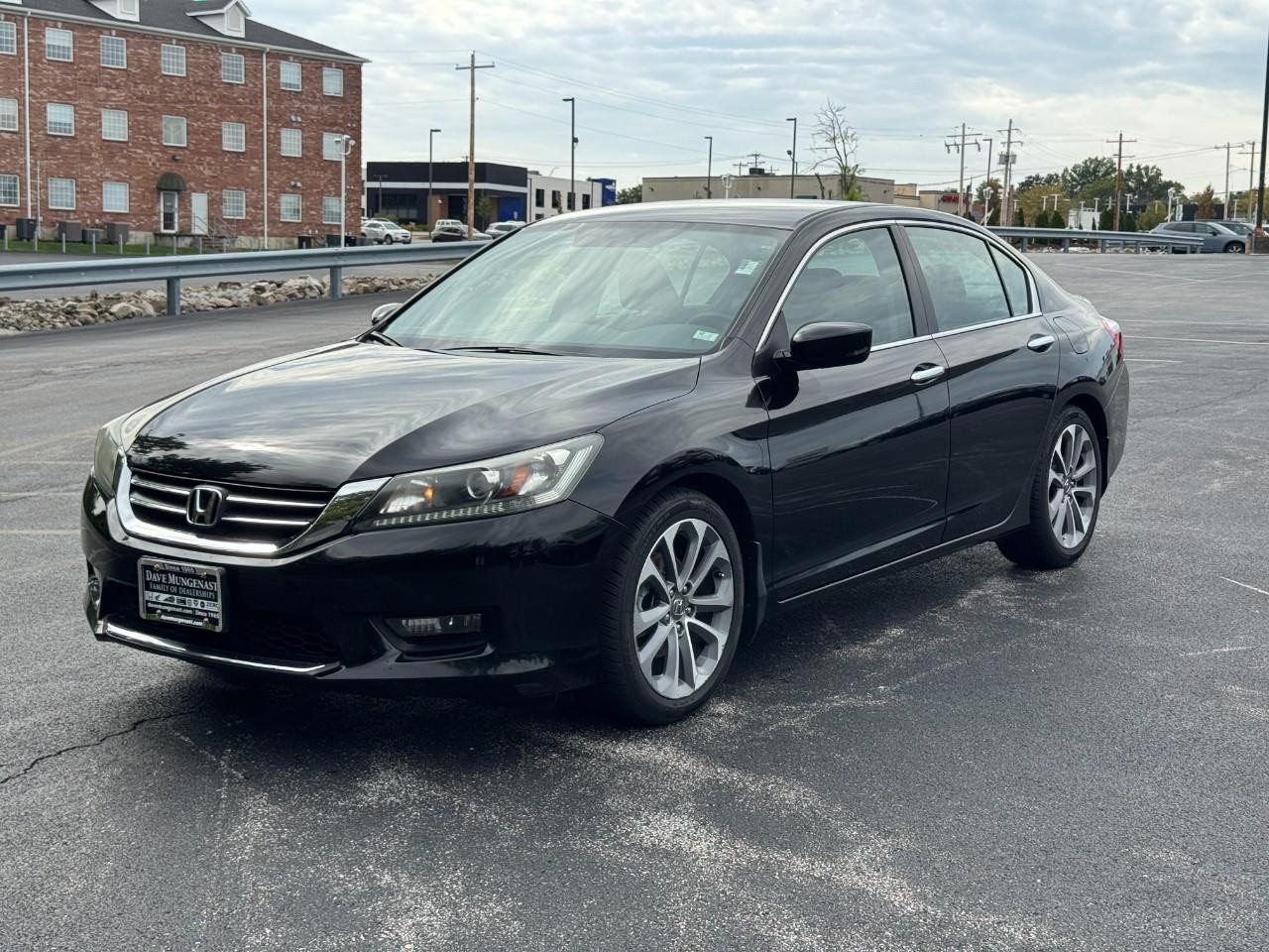 Honda Accord Sedan Vehicle Full-screen Gallery Image 10