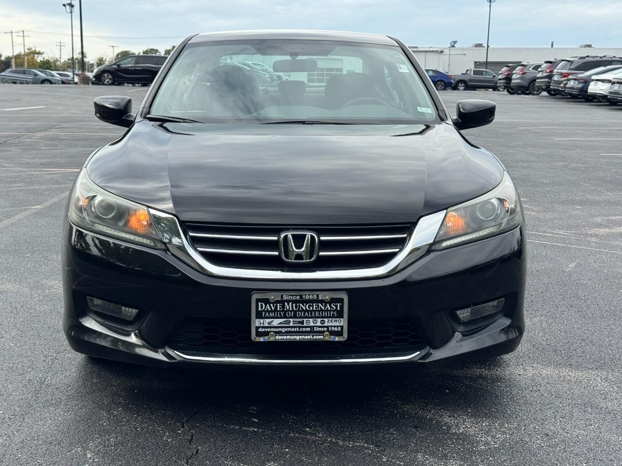 Honda Accord Sedan Vehicle Full-screen Gallery Image 11