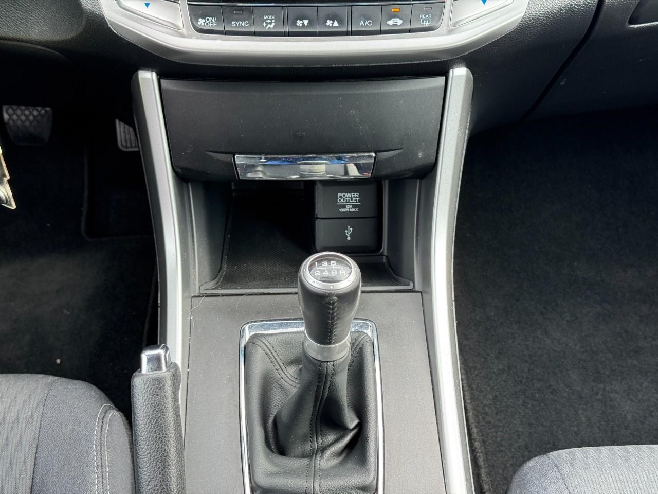 Honda Accord Sedan Vehicle Full-screen Gallery Image 16