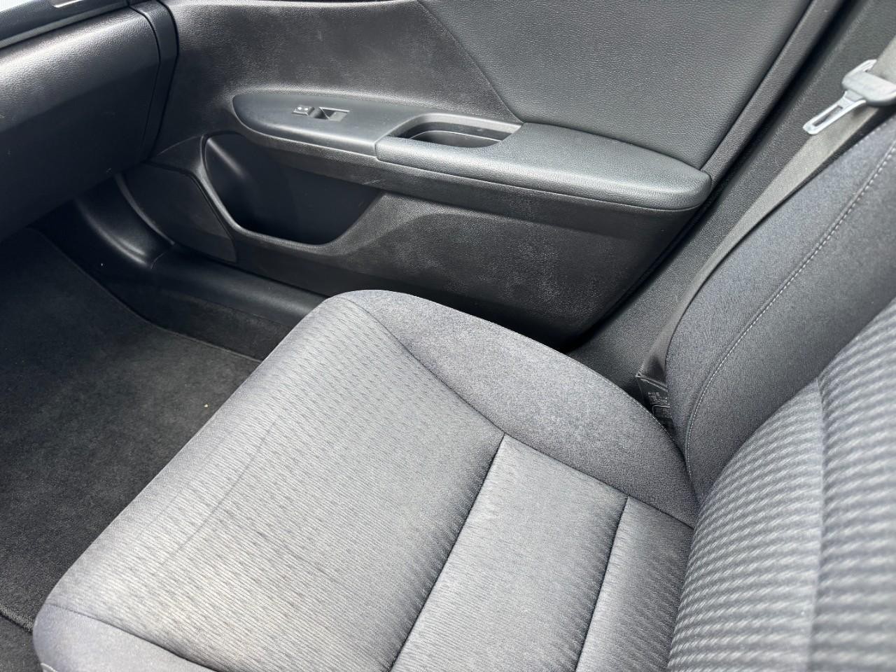 Honda Accord Sedan Vehicle Full-screen Gallery Image 17