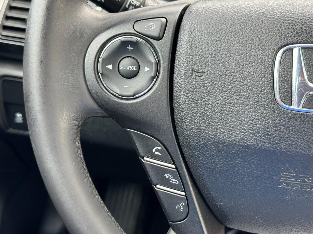 Honda Accord Sedan Vehicle Full-screen Gallery Image 20