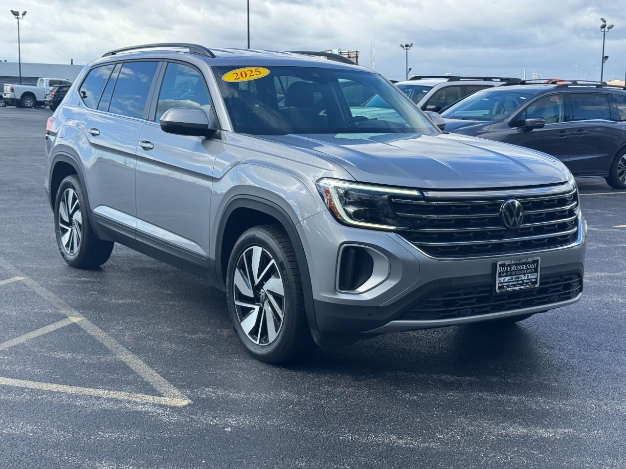 Volkswagen Atlas Vehicle Full-screen Gallery Image 02