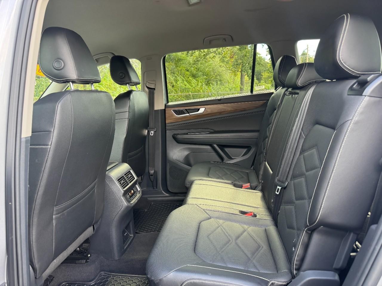 Volkswagen Atlas Vehicle Full-screen Gallery Image 12