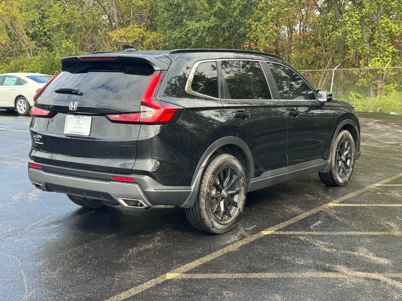 Honda CR-V Hybrid Vehicle Full-screen Gallery Image 04