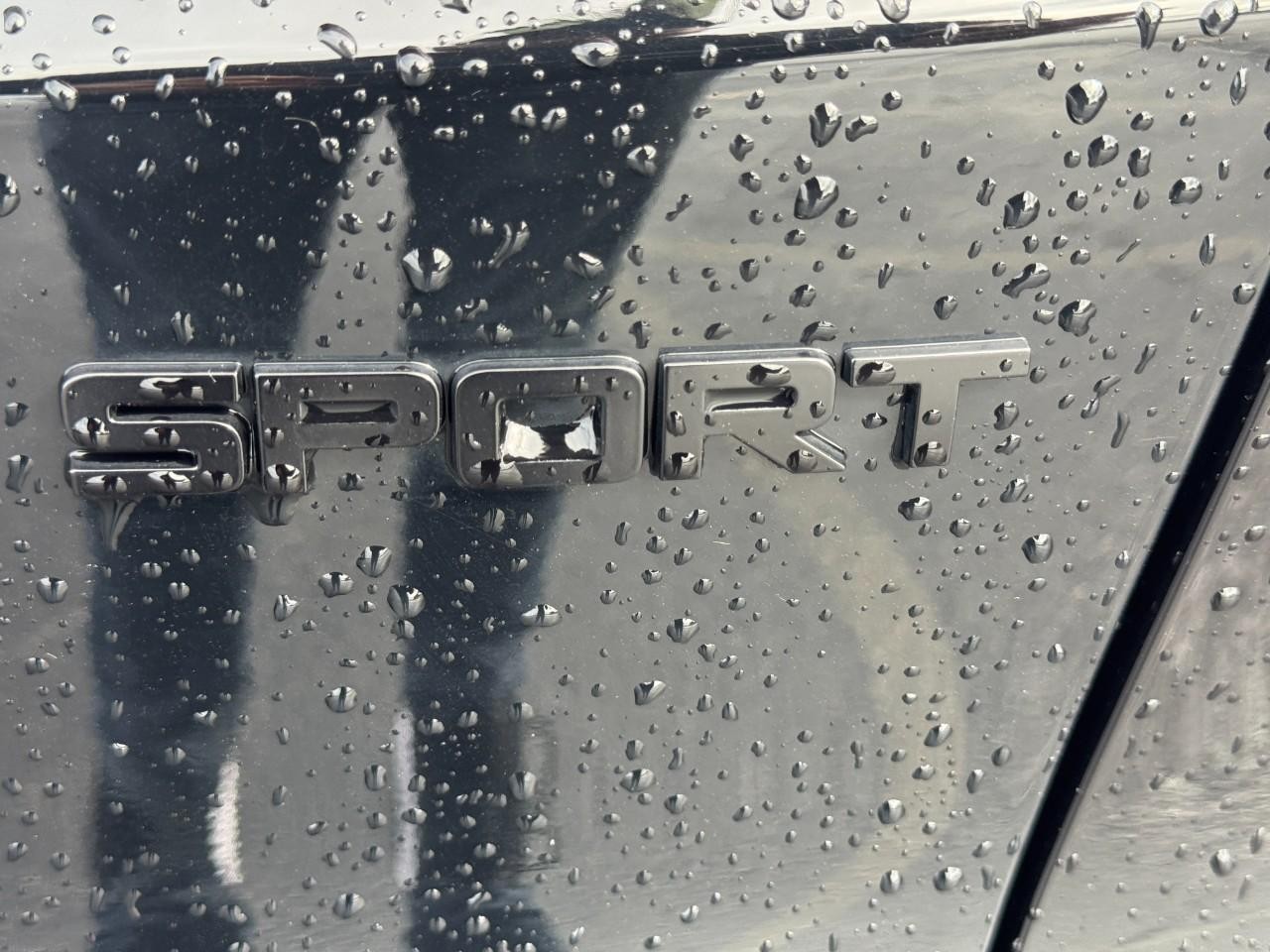 Honda CR-V Hybrid Vehicle Full-screen Gallery Image 05