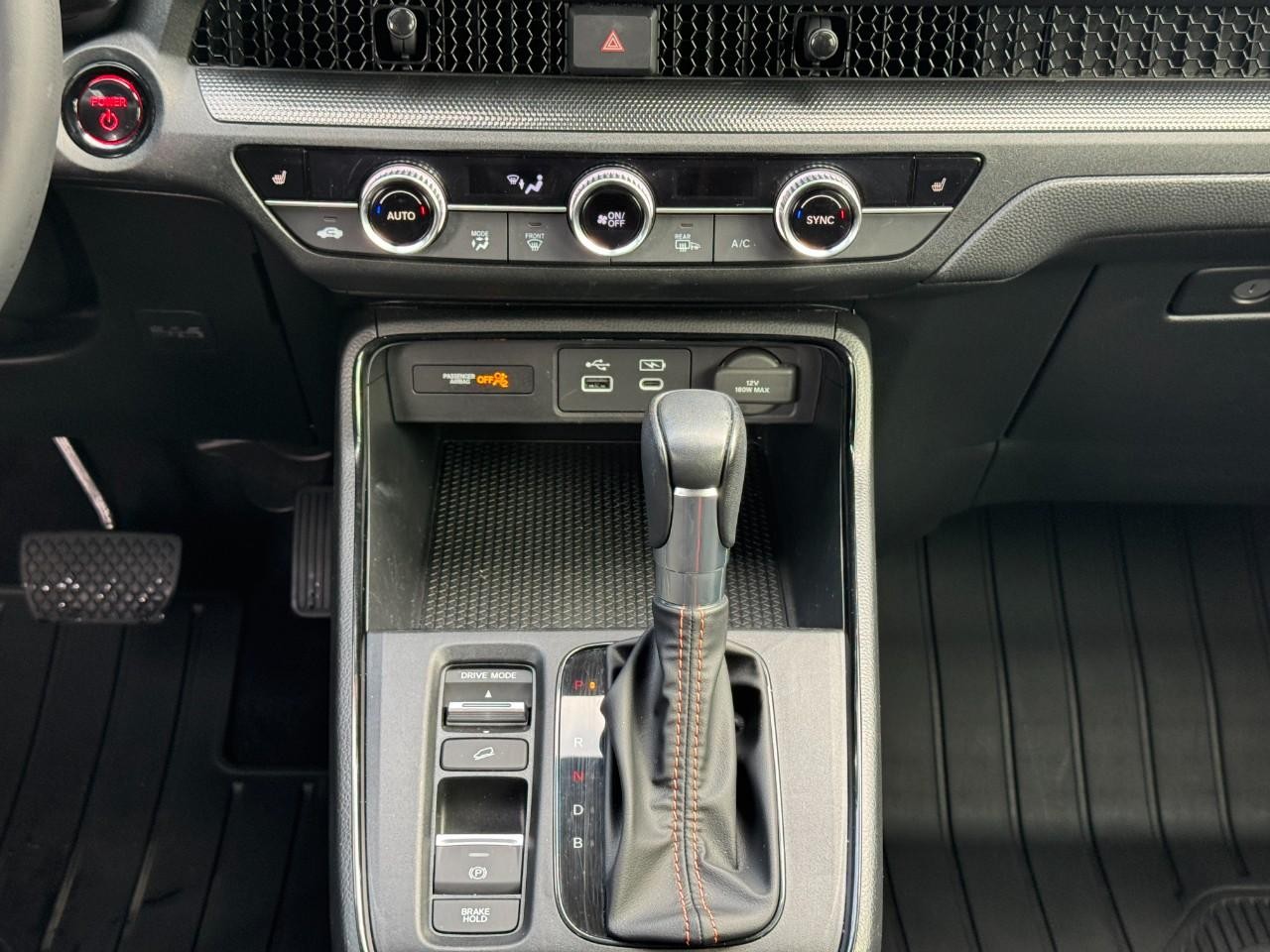 Honda CR-V Hybrid Vehicle Full-screen Gallery Image 16