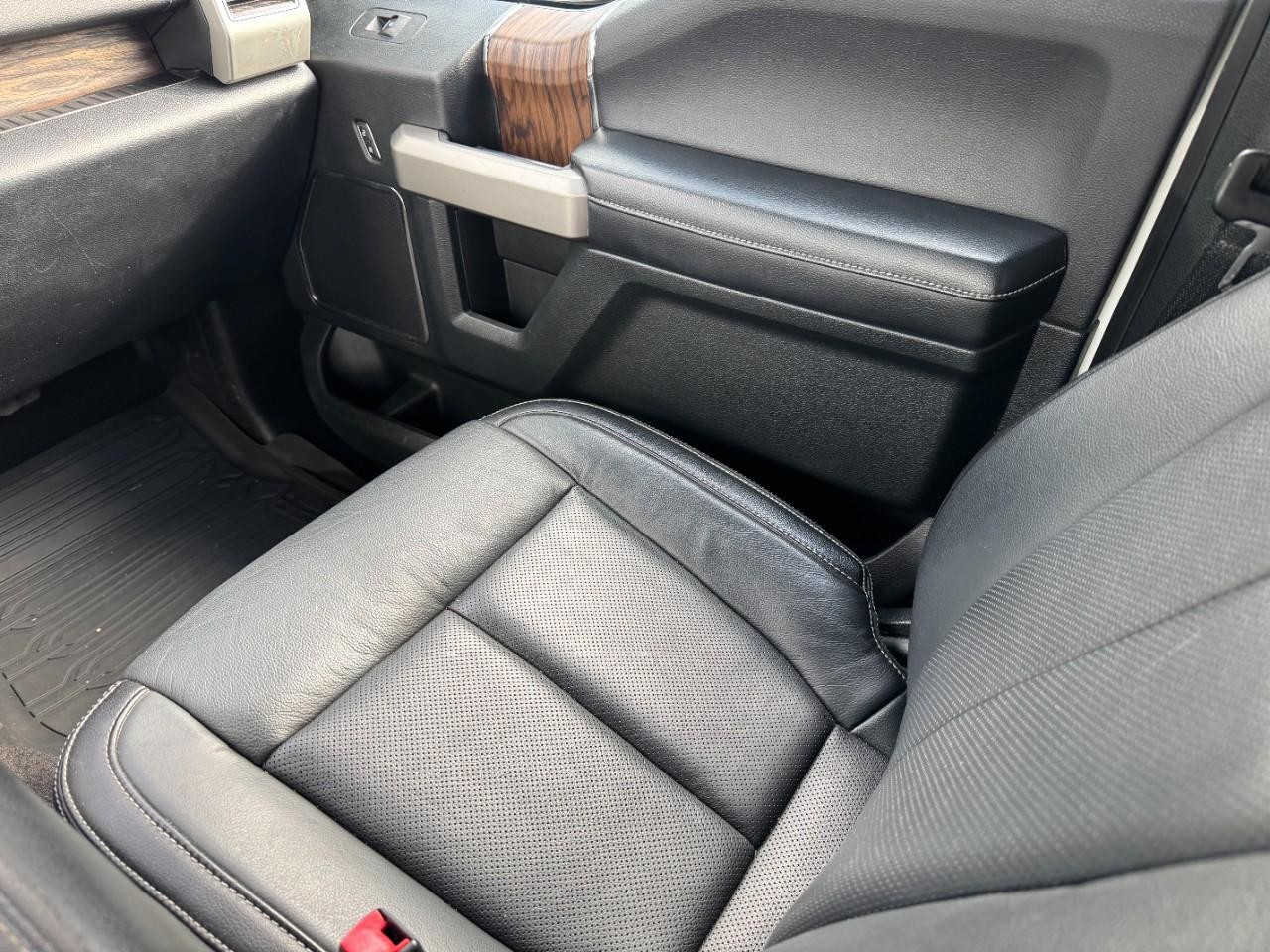 Ford F-150 Vehicle Full-screen Gallery Image 17