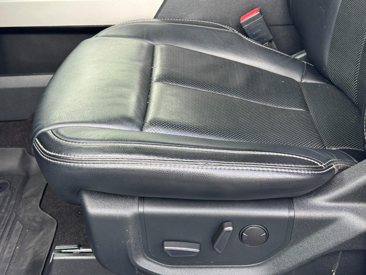 Ford F-150 Vehicle Full-screen Gallery Image 18