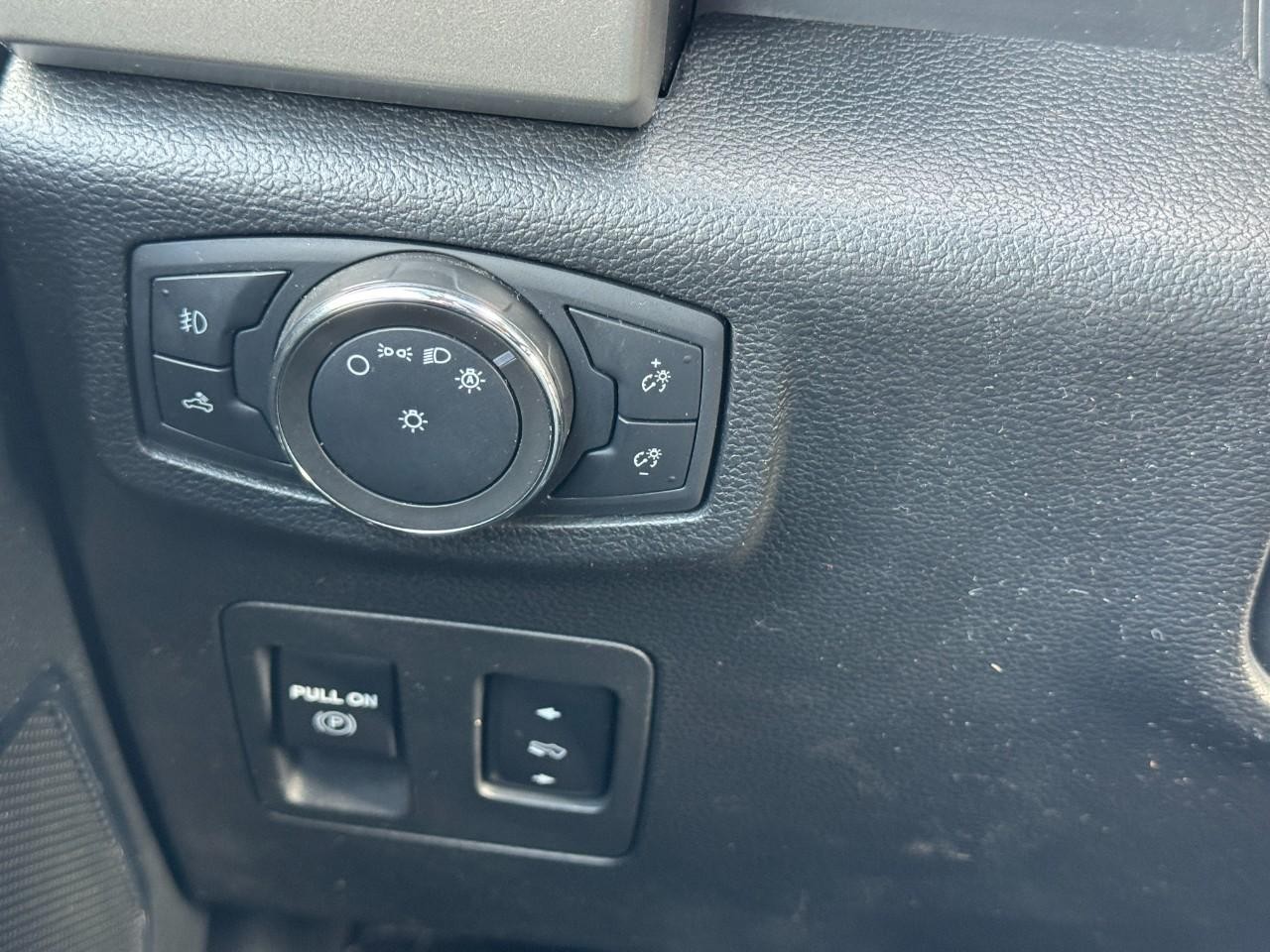 Ford F-150 Vehicle Full-screen Gallery Image 21