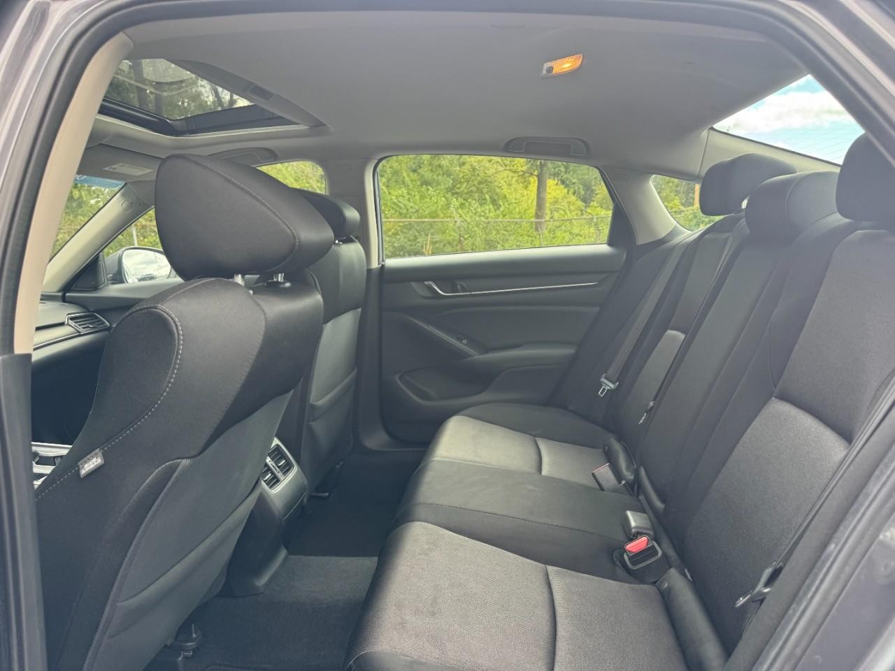 Honda Accord Sedan Vehicle Full-screen Gallery Image 11