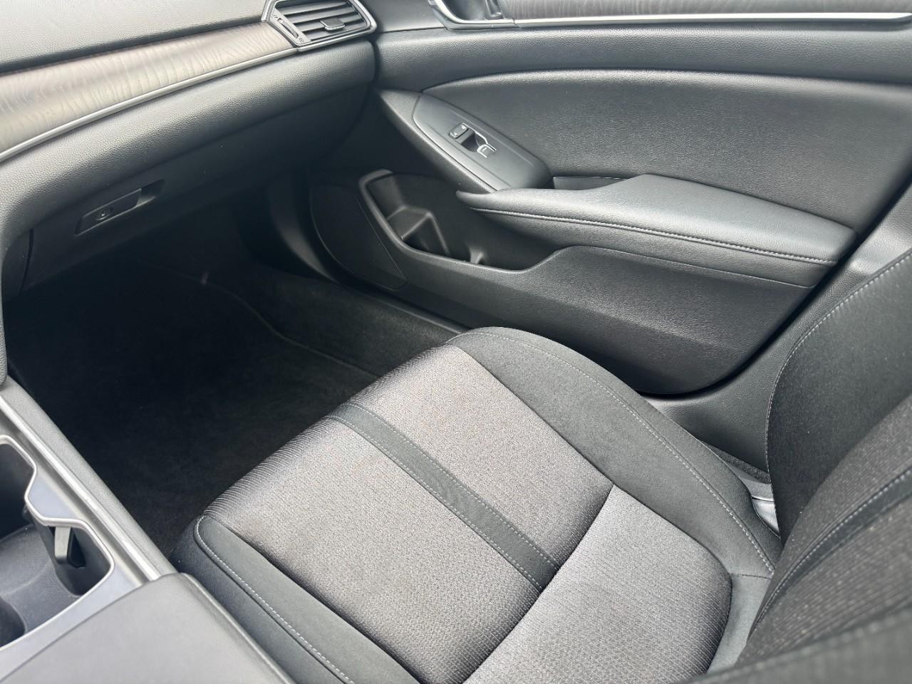 Honda Accord Sedan Vehicle Full-screen Gallery Image 16