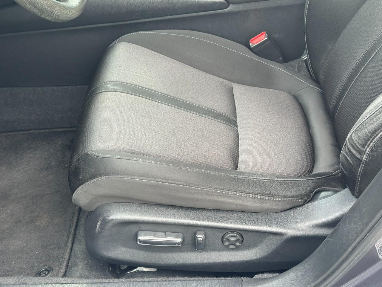 Honda Accord Sedan Vehicle Full-screen Gallery Image 17