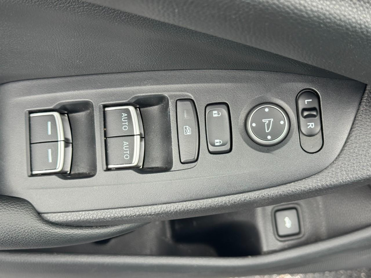Honda Accord Sedan Vehicle Full-screen Gallery Image 18