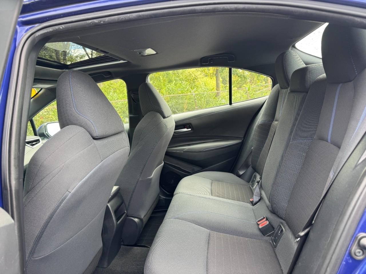 Toyota Corolla Vehicle Full-screen Gallery Image 12