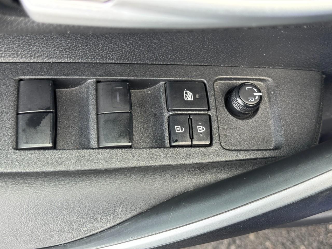 Toyota Corolla Vehicle Full-screen Gallery Image 19
