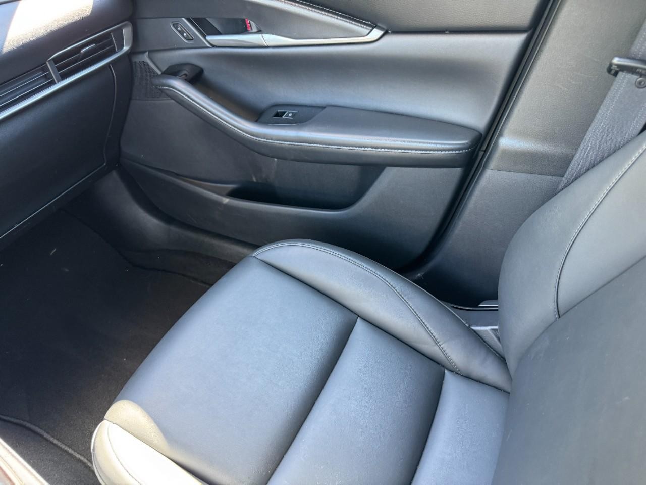 Mazda CX-30 Vehicle Full-screen Gallery Image 17