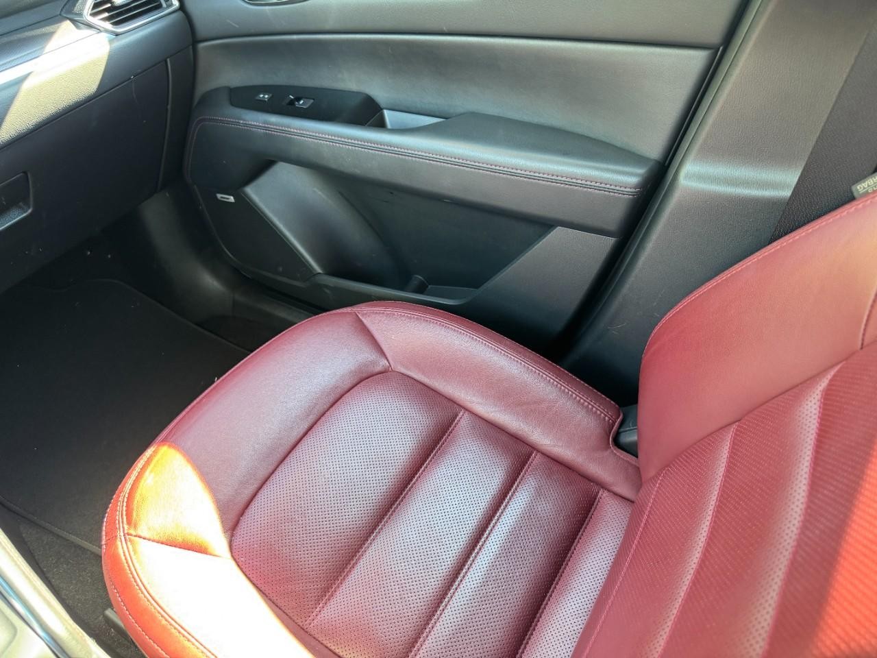 Mazda CX-5 Vehicle Full-screen Gallery Image 17