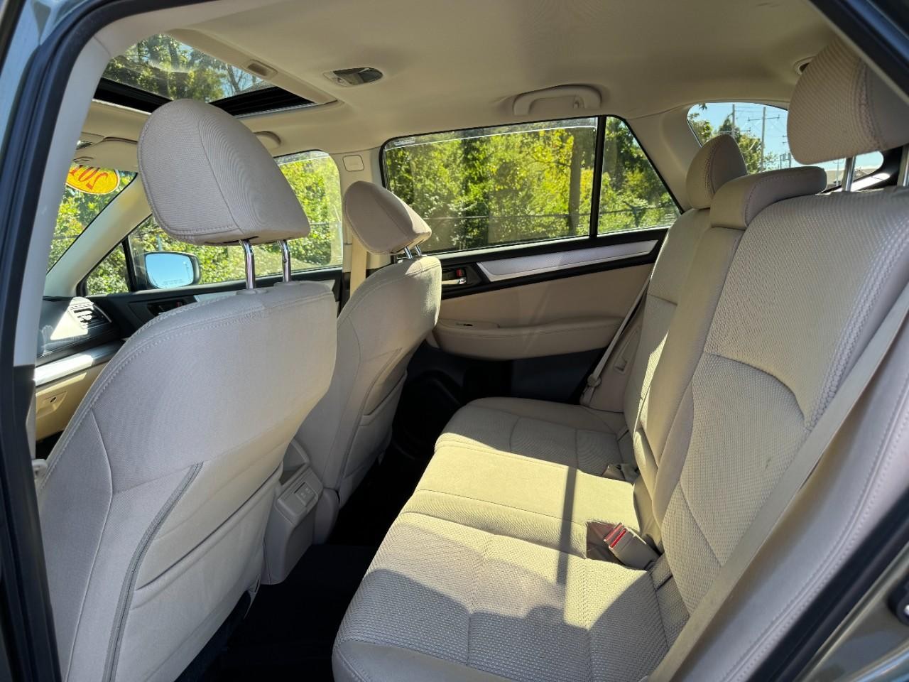 Subaru Outback Vehicle Full-screen Gallery Image 11