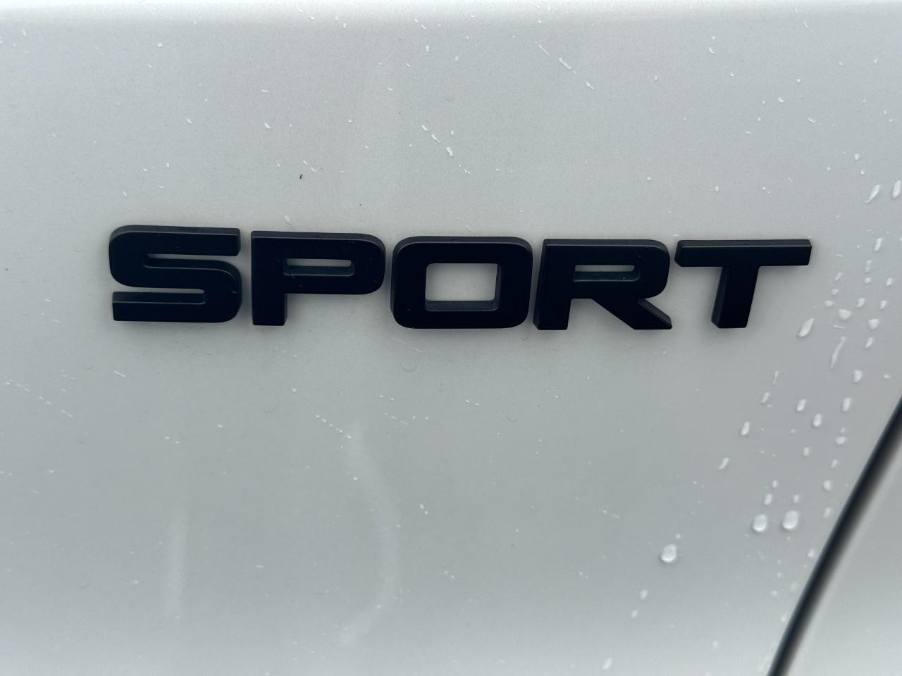 Honda CR-V Hybrid Vehicle Full-screen Gallery Image 05