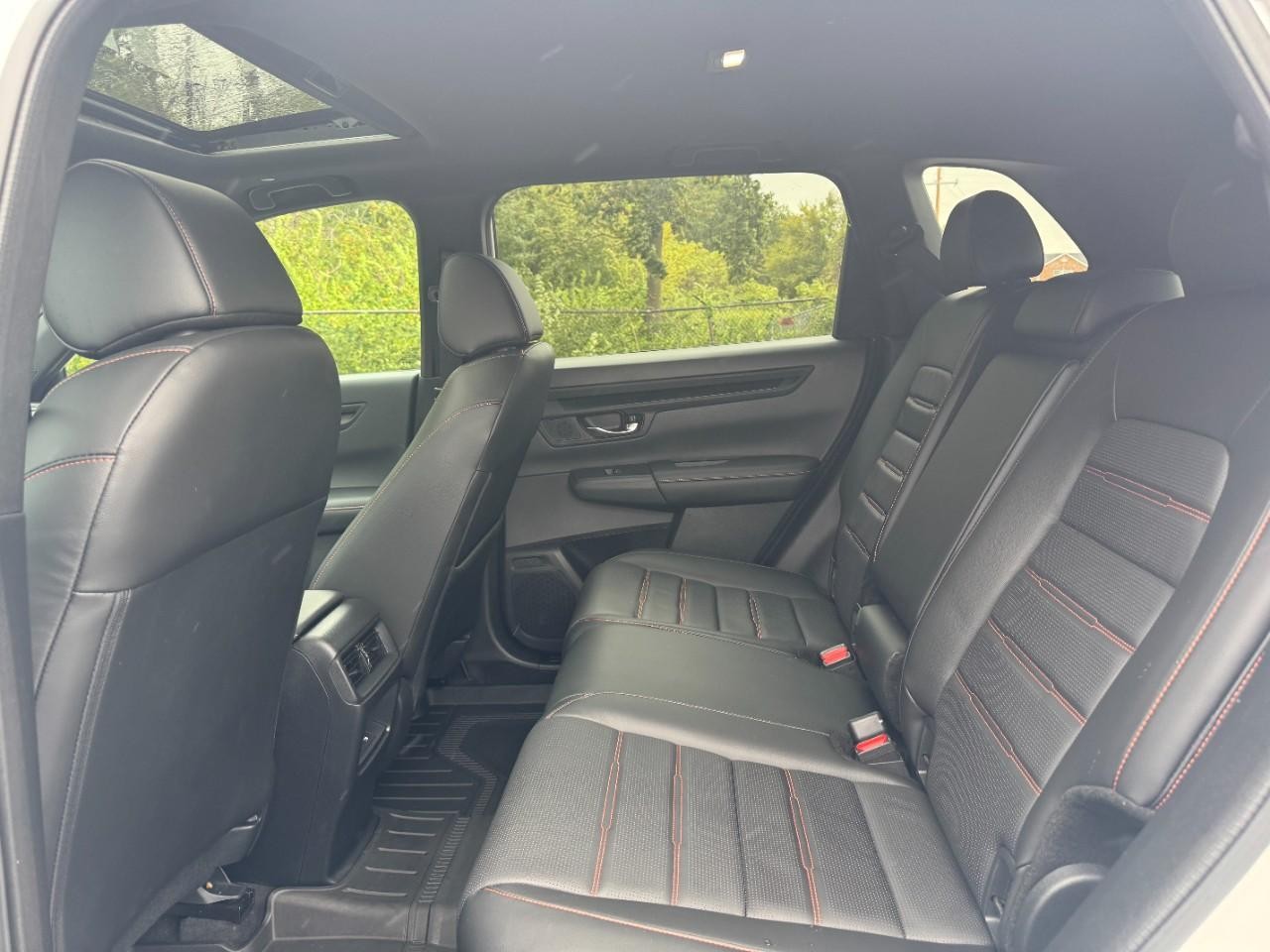 Honda CR-V Hybrid Vehicle Full-screen Gallery Image 12