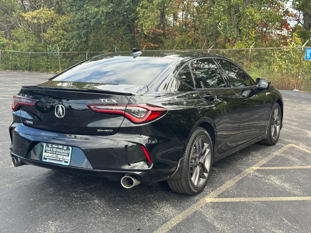 Acura TLX Vehicle Full-screen Gallery Image 04