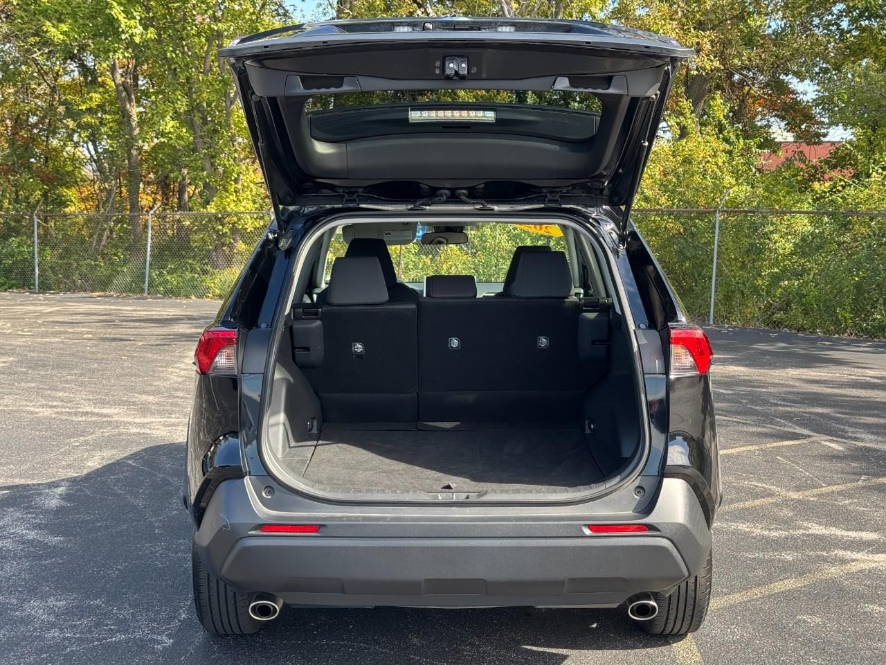 Toyota RAV4 Vehicle Full-screen Gallery Image 06
