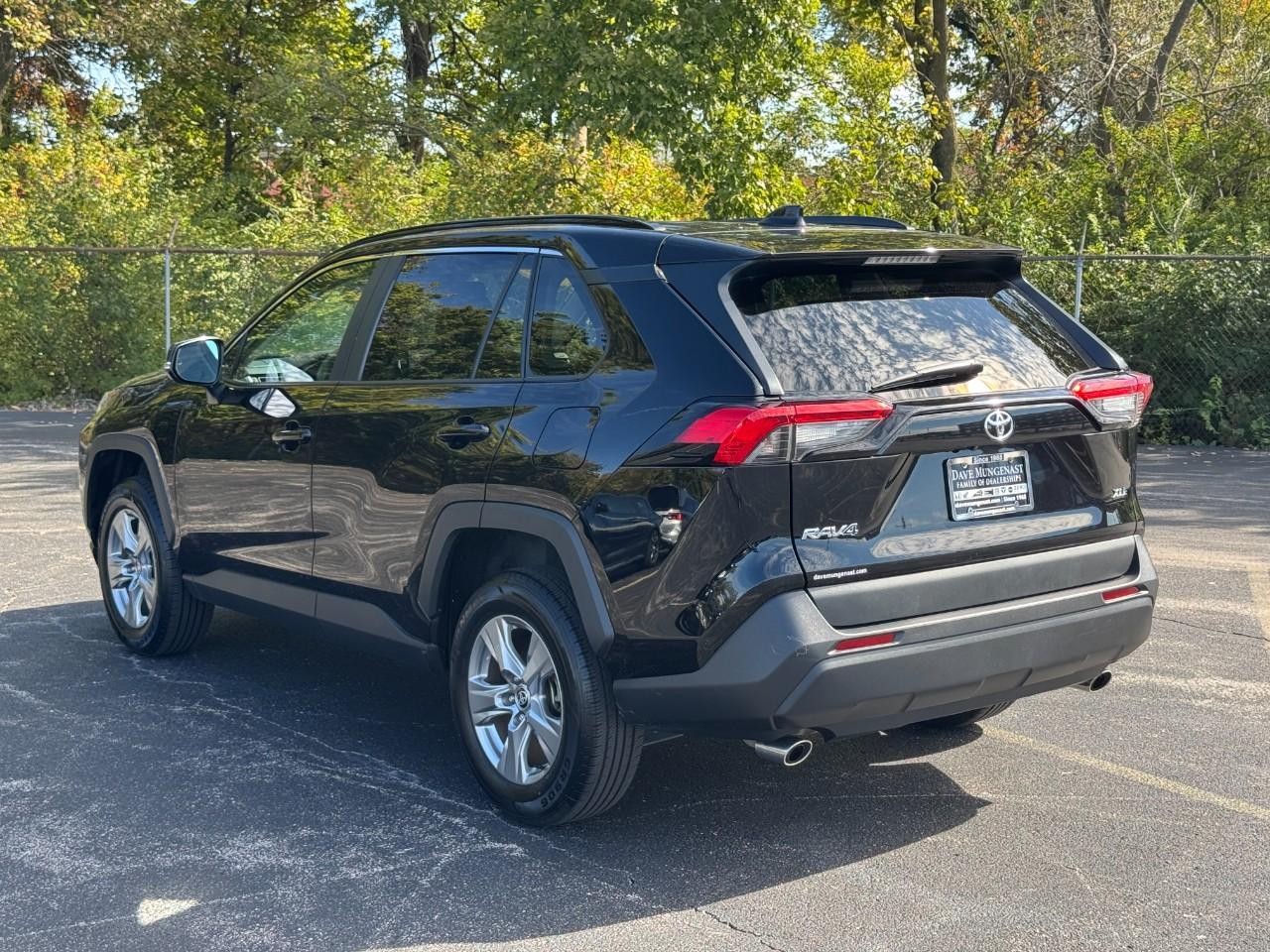 Toyota RAV4 Vehicle Full-screen Gallery Image 08