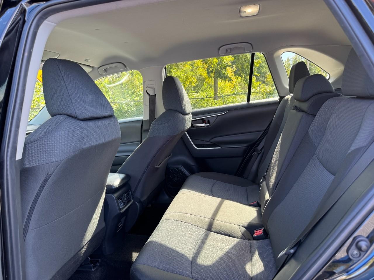 Toyota RAV4 Vehicle Full-screen Gallery Image 12