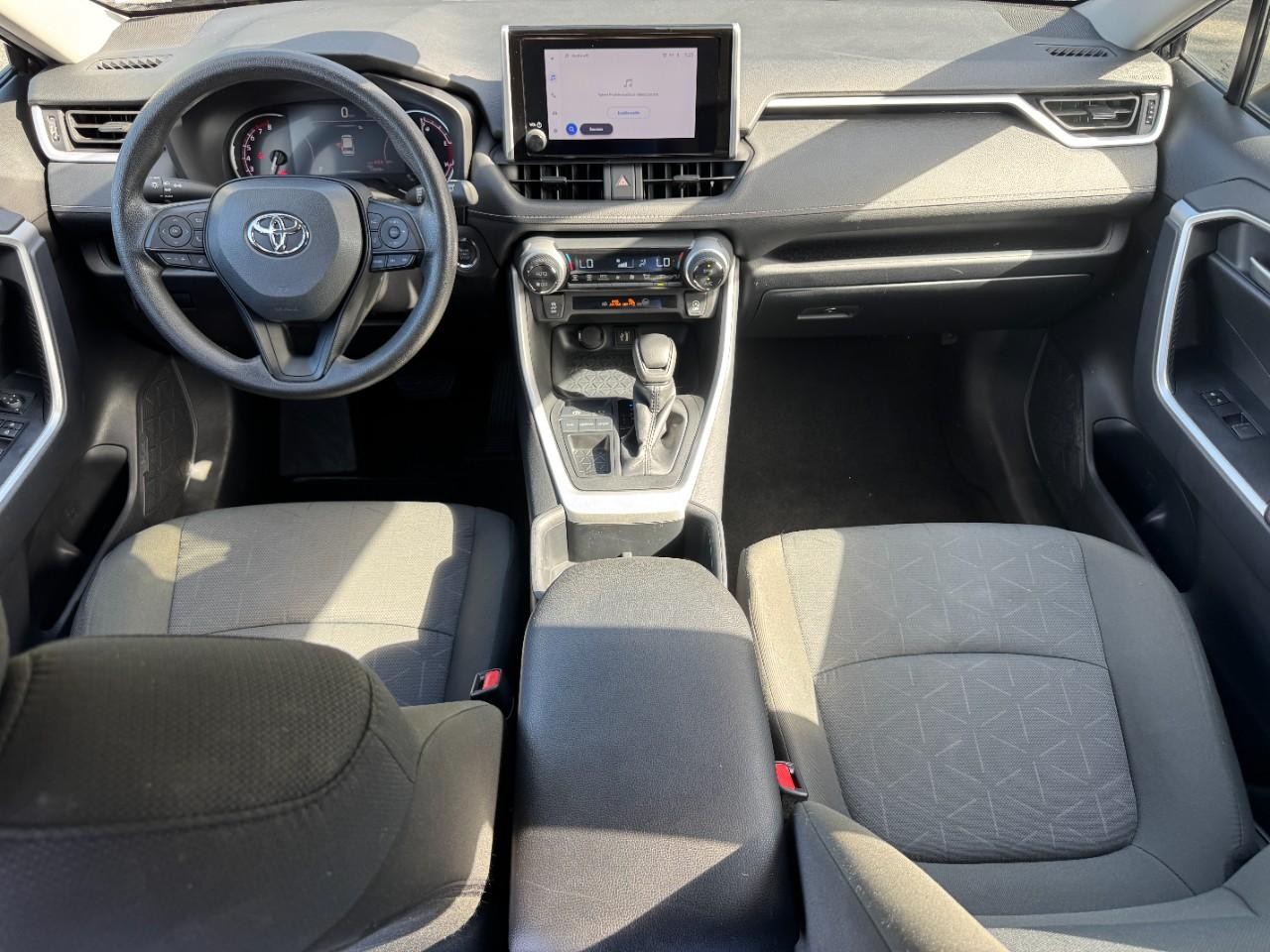 Toyota RAV4 Vehicle Full-screen Gallery Image 13