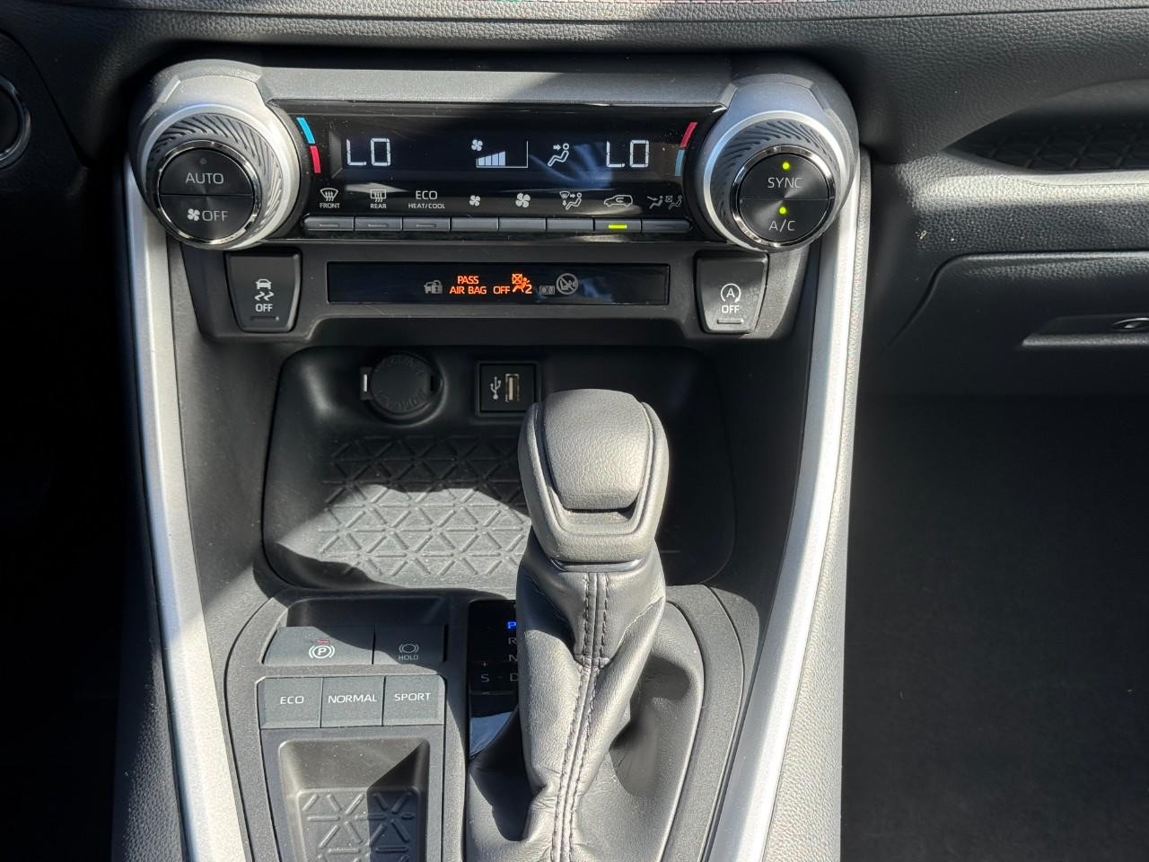 Toyota RAV4 Vehicle Full-screen Gallery Image 16