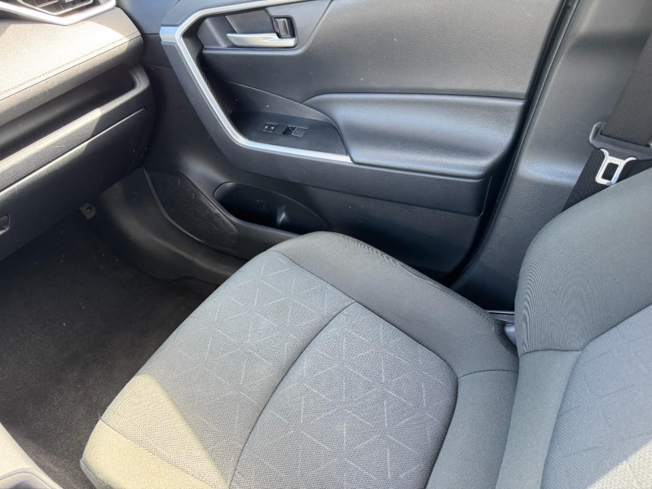 Toyota RAV4 Vehicle Full-screen Gallery Image 17