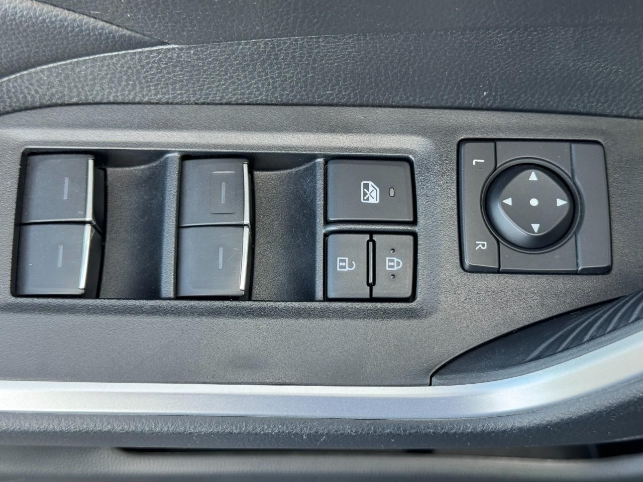 Toyota RAV4 Vehicle Full-screen Gallery Image 19