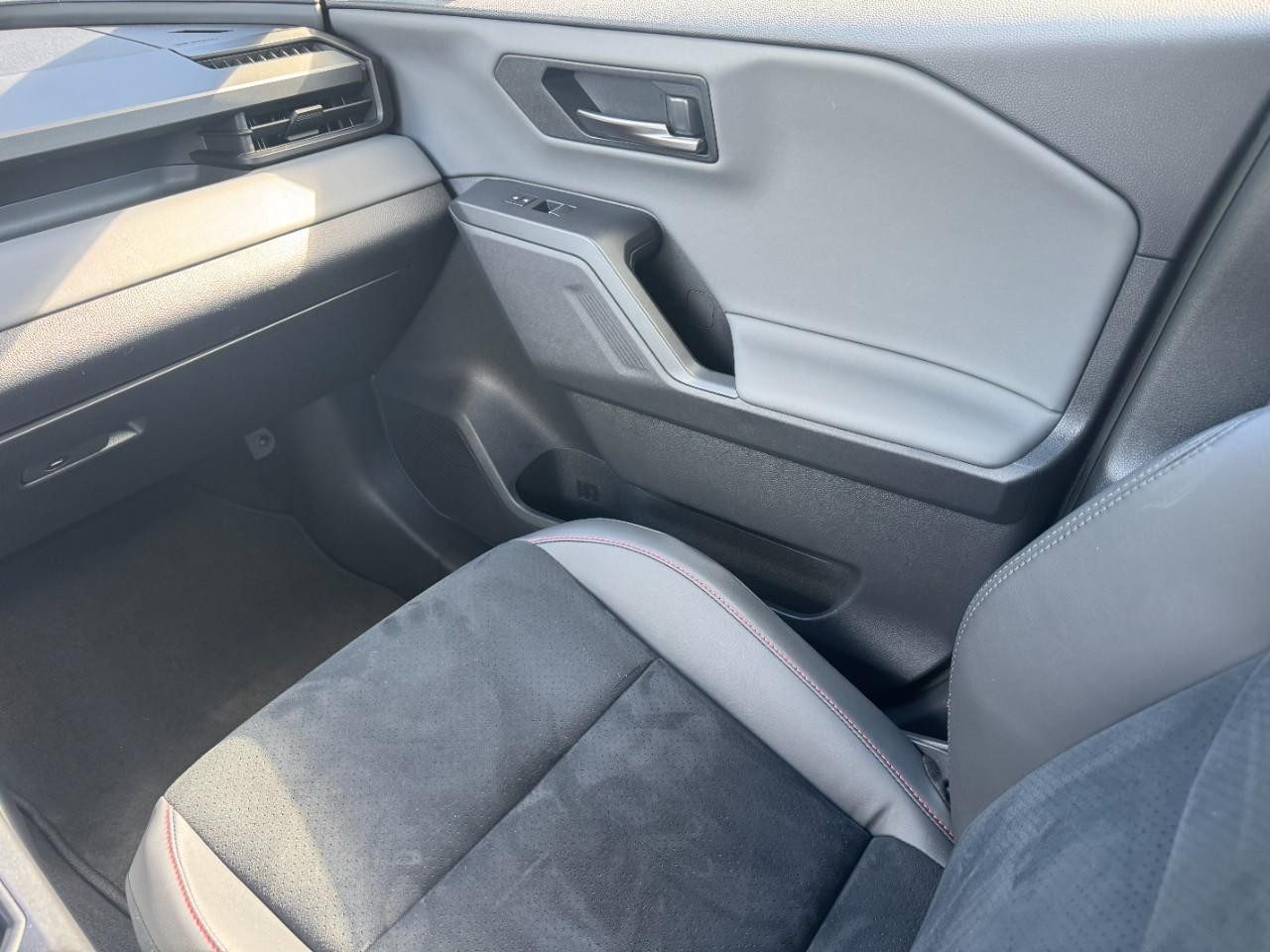 Toyota RAV4 Plug-In Hybrid Vehicle Full-screen Gallery Image 17