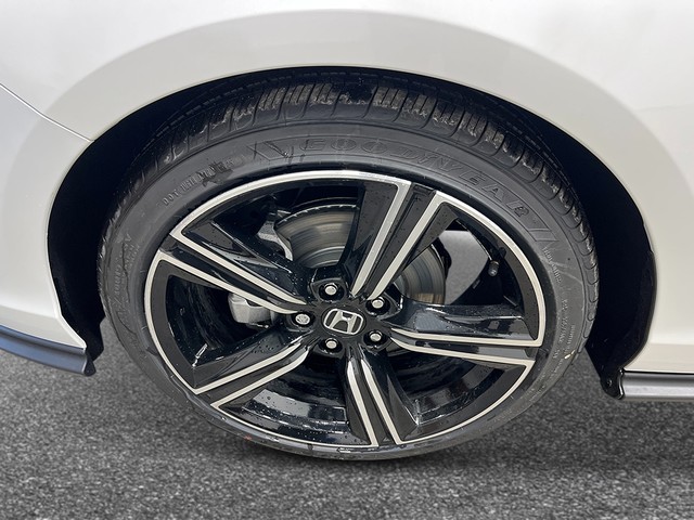 Honda Accord Sedan Vehicle Full-screen Gallery Image 11