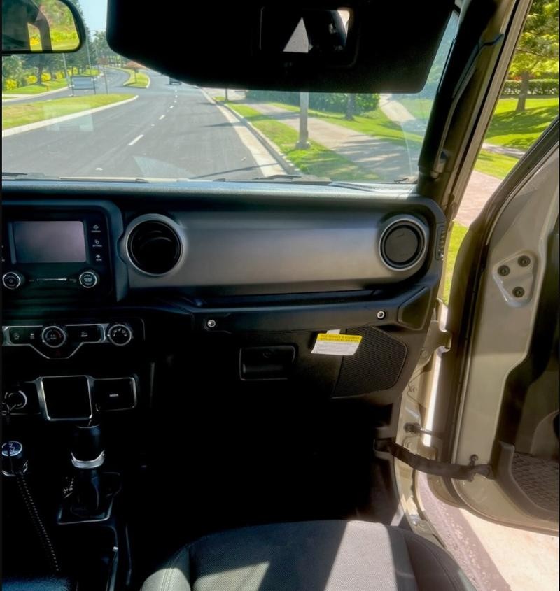 Jeep Gladiator Vehicle Full-screen Gallery Image 7