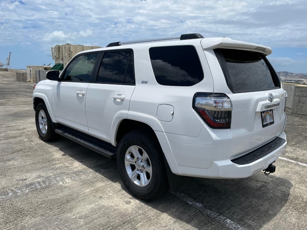 Toyota 4Runner Vehicle Full-screen Gallery Image 2