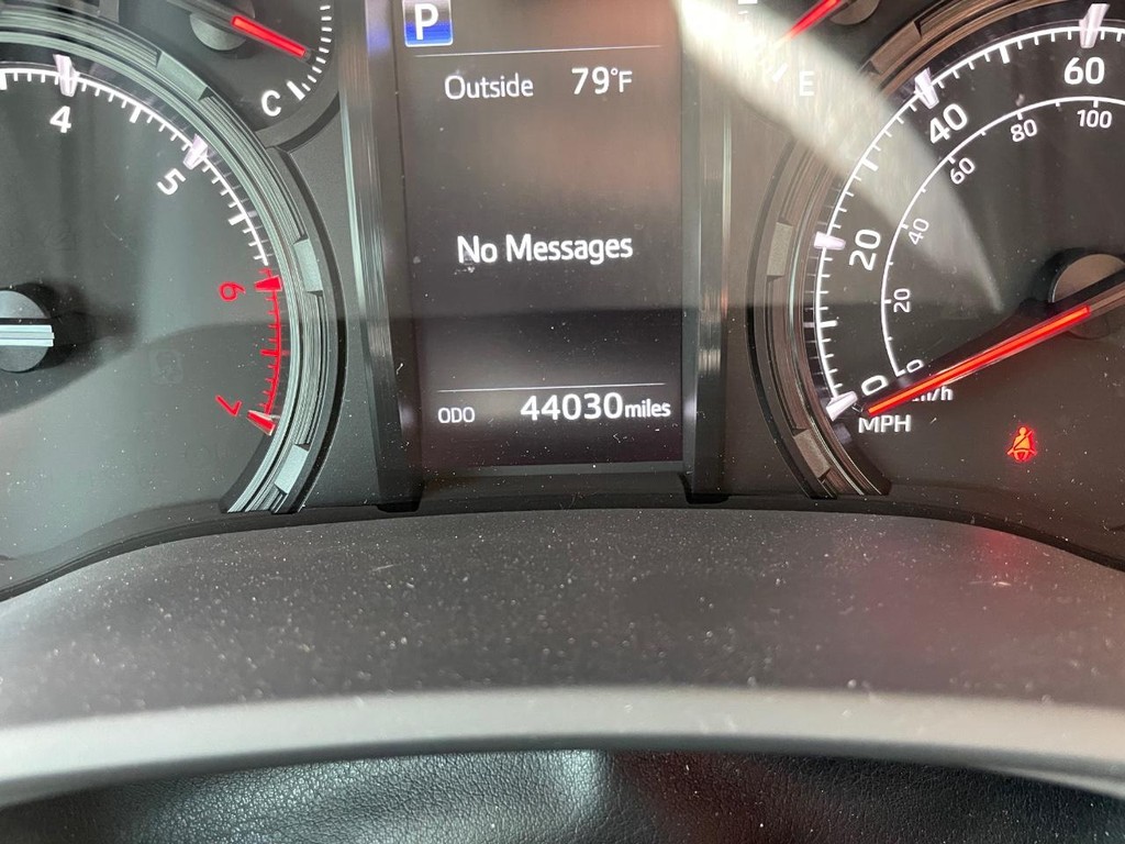 Toyota 4Runner Vehicle Full-screen Gallery Image 5