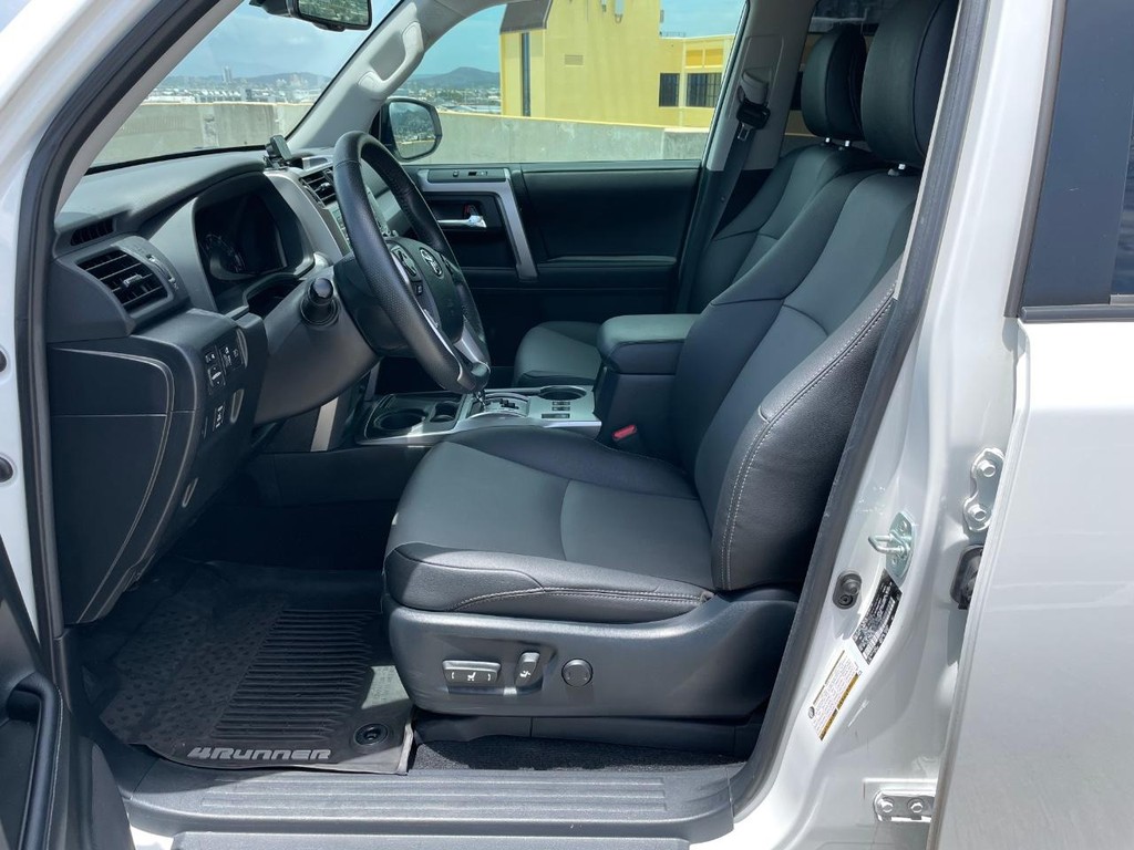 Toyota 4Runner Vehicle Full-screen Gallery Image 6