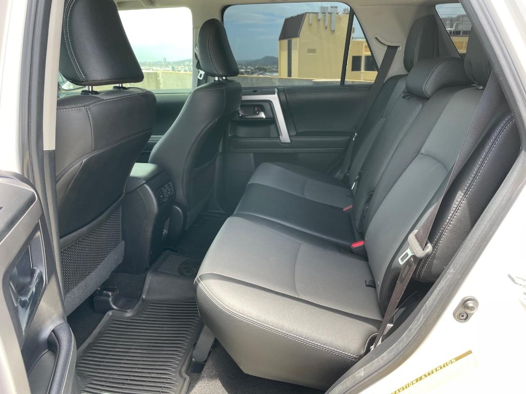 Toyota 4Runner Vehicle Full-screen Gallery Image 7