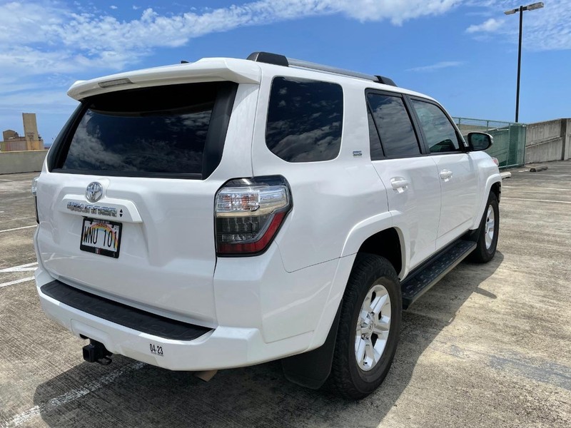 Toyota 4Runner Vehicle Full-screen Gallery Image 4