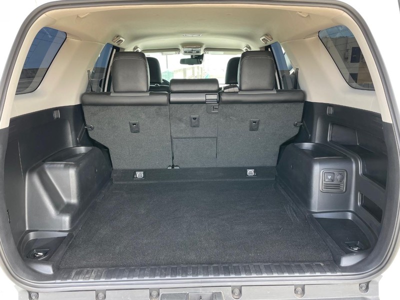 Toyota 4Runner Vehicle Full-screen Gallery Image 8